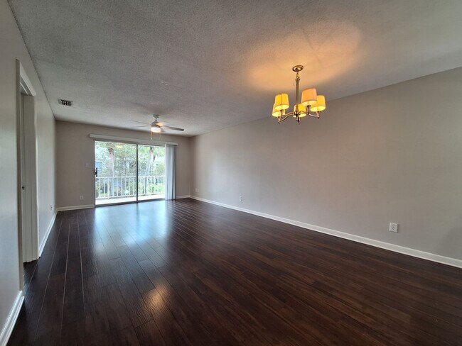 Building Photo - Charming 2-Bedroom Condo in Scenic Winter ... Unit 204