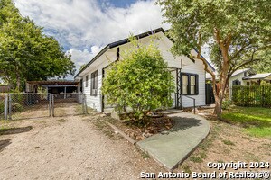 Photo - 210 Gardina St