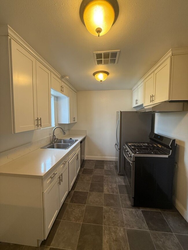 Building Photo - Nice 3/1 in North City Farms