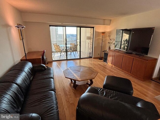 Photo - 5903 Mt Eagle Dr Unidad 1207