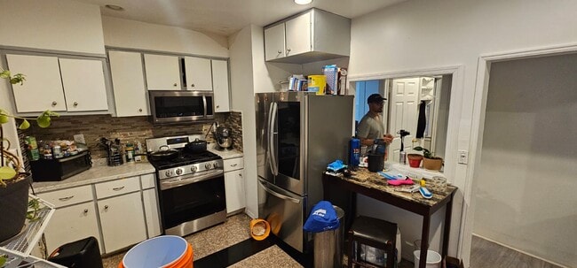 Se incluyen microondas, estufa y refrigerador. - 157 N 15th St Unidad 2