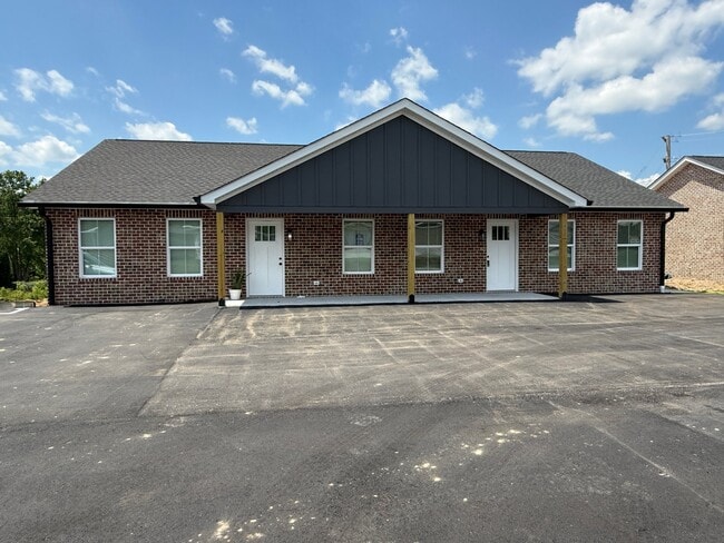 Building Photo - 572 Pippin Rd