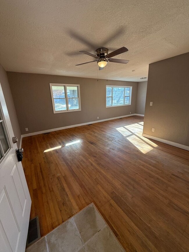 3 bedroom/1 bathroom - 3 bedroom/1 bathroom