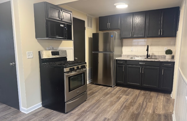 Building Photo - 2838 Cromwell Dr Unit 2838 _ Right