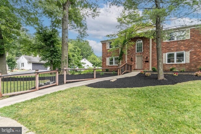 1800 Lark Ln