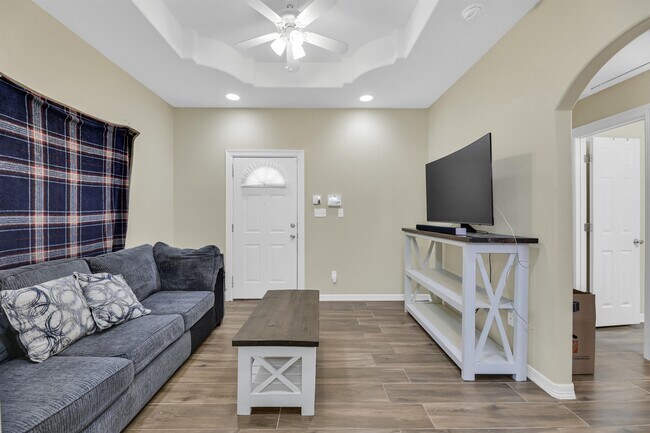 Photo - 2037 Diaz Ave