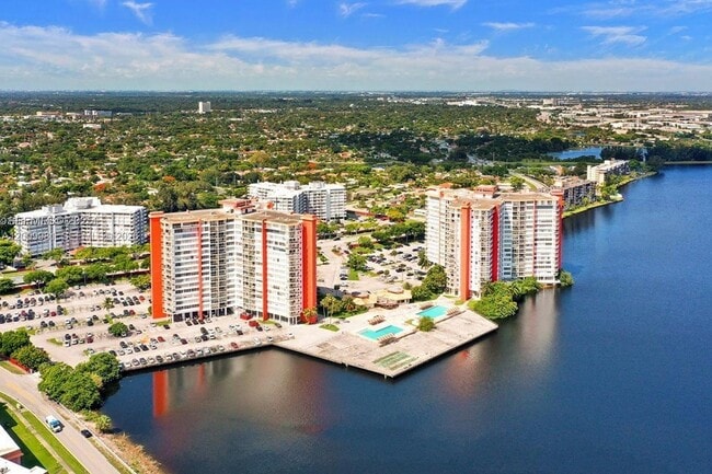 Building Photo - 1351 NE Miami Gardens Dr Unit 712E