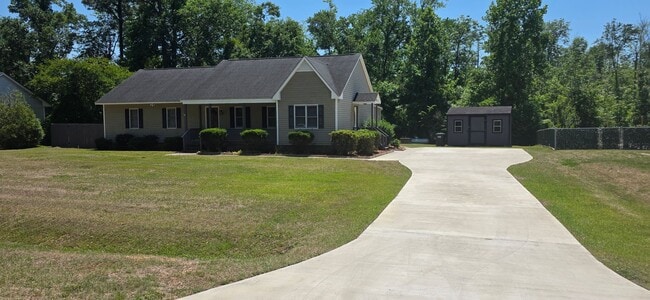 Building Photo - Nice Home with Many Amenities