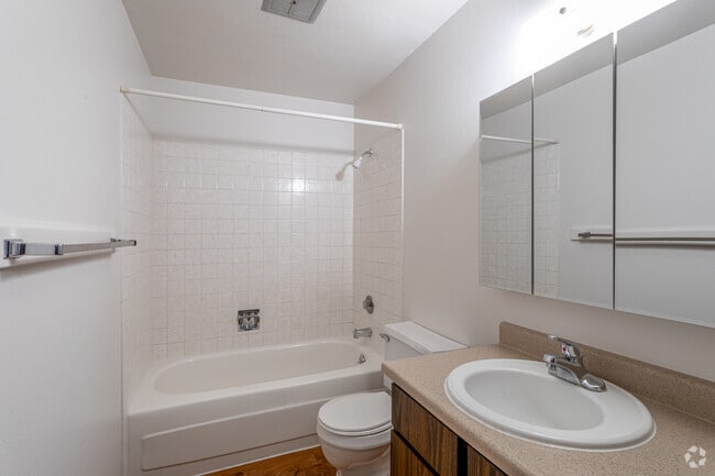 2BR, 1BA - 900SF