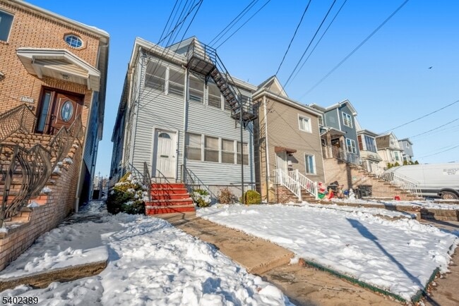 Photo - 525 Maple Ave