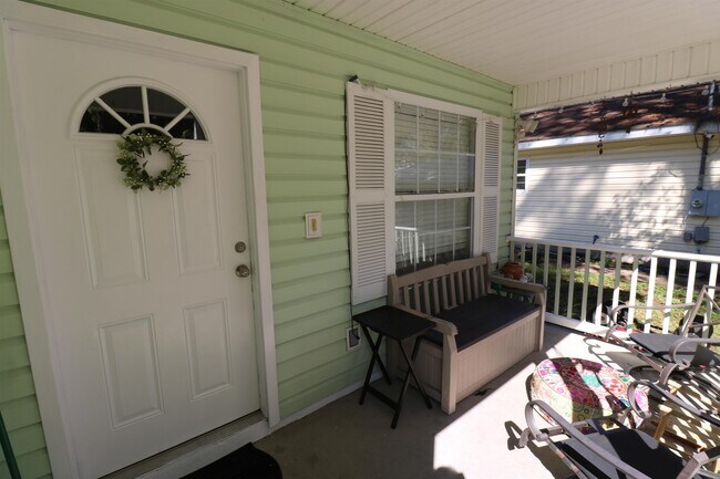 Photo - 985 Cooper St