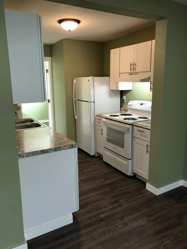 Building Photo - 1242 Main St Unit 3