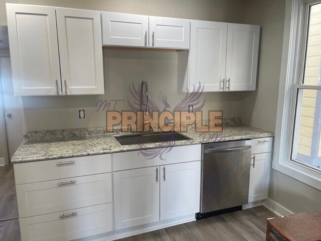 Building Photo - Large renovated house