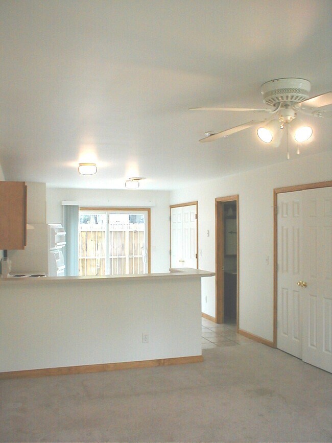 921 E Grand Ave
