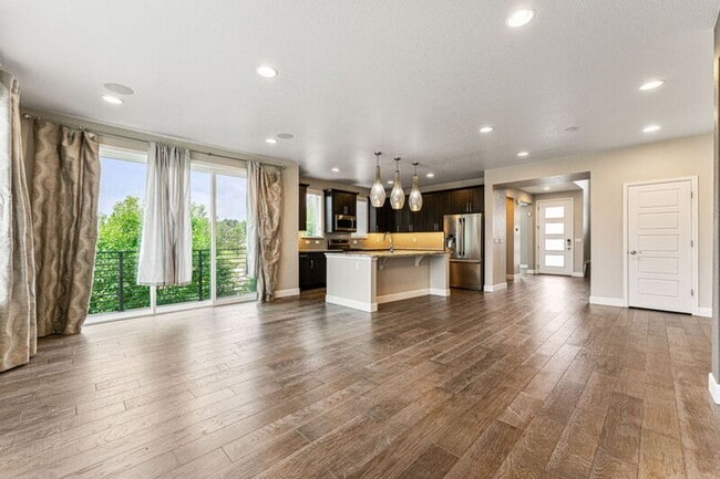 Photo - Modern End Unit in the Meadows!