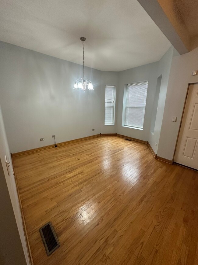 Photo - 725 E 50th St