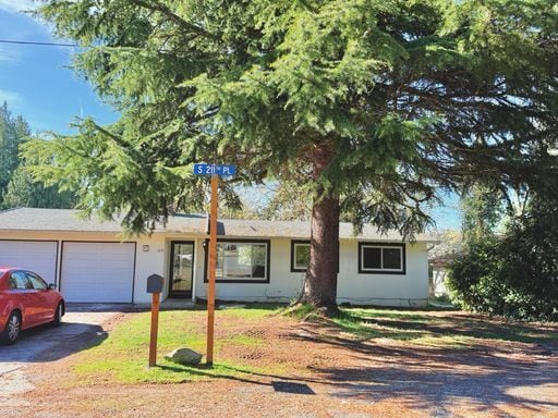 Building Photo - Charming 4BR Home with Huge Yard - W/D and Garage