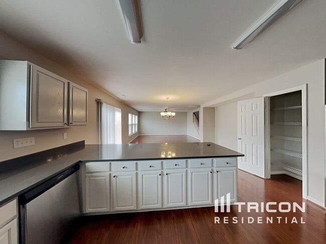 Photo - 11019 Kinnairds St