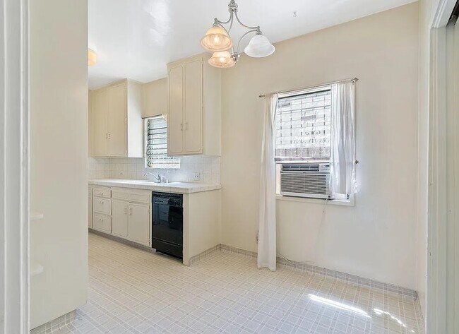 Photo - 5360 Clinton St