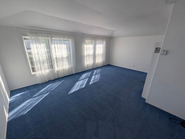 Building Photo - 1716 Marin St Unit Cottage