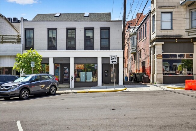 Building Photo - 114 E 6th St Rental