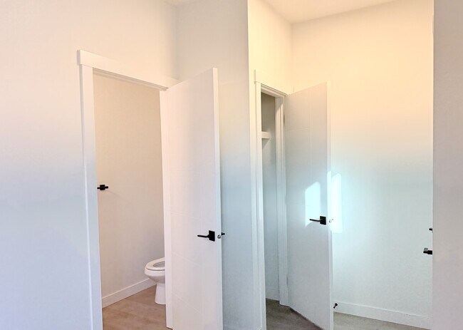 Photo - 14002 123a Ave NW Unité 9