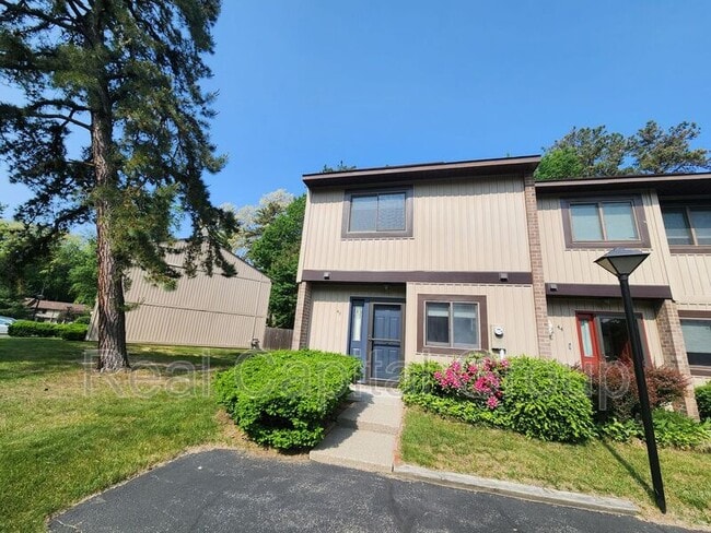 Building Photo - 43 Point of Woods Dr Rental