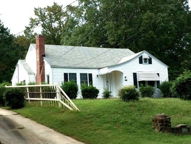 Lovely 3 Bedroom 2 Bath home. Available Now! - Lovely 3 Bedroom 2 Bath home. Available Now!
