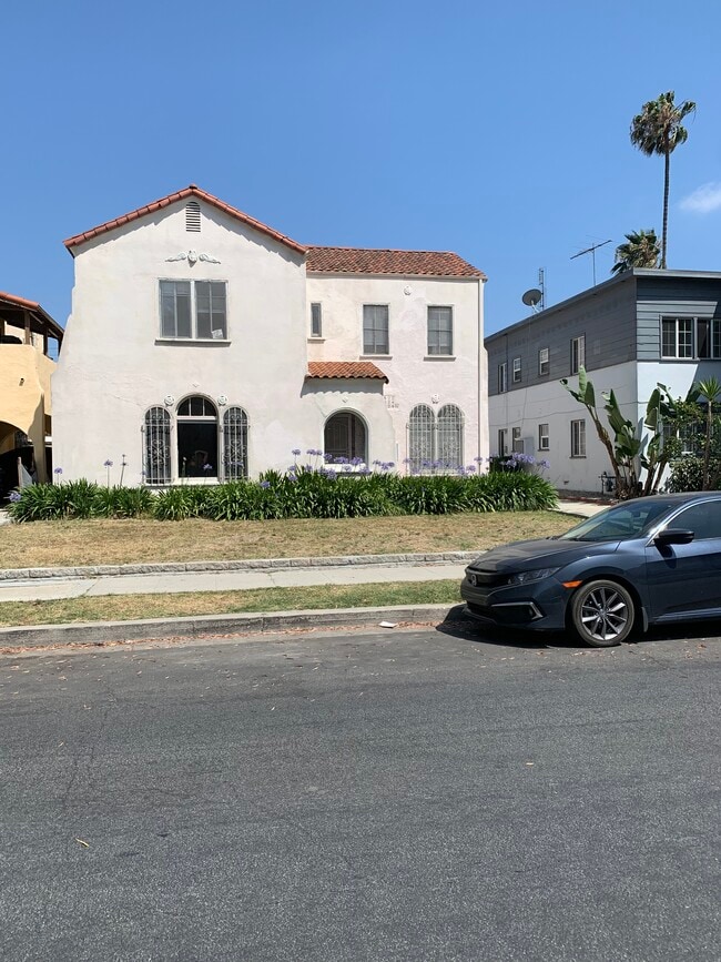 Building Photo - 824 S Curson Ave