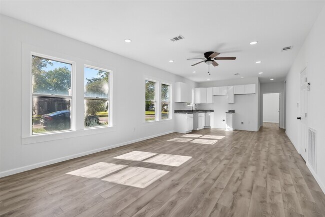 Photo - 301 E 3rd St