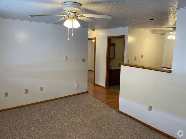 Building Photo - 300 E 2nd St Unit 4 Rental