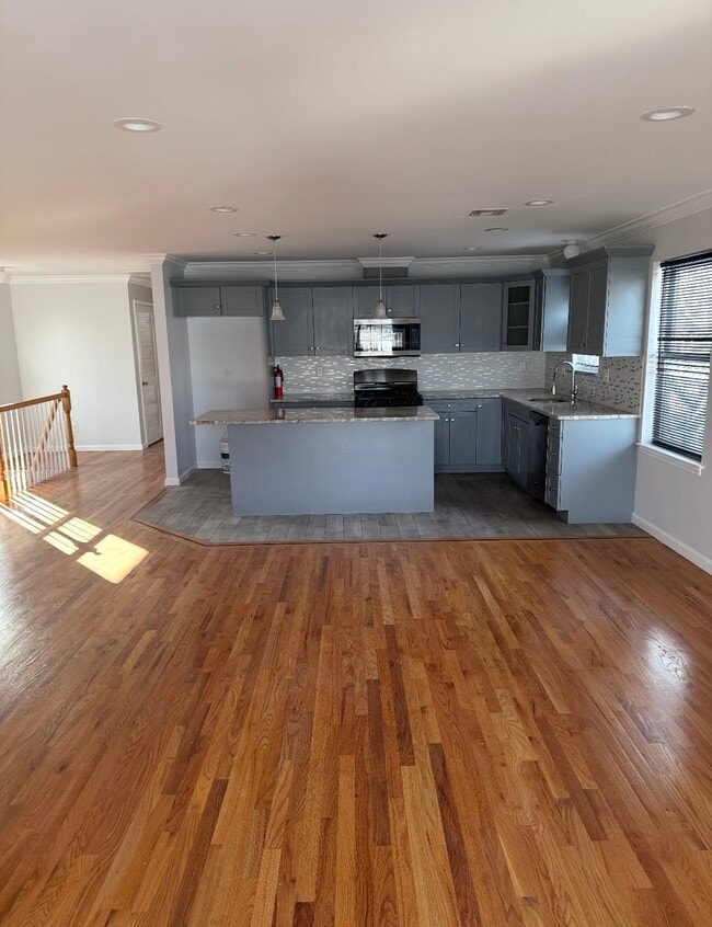 Building Photo - 36 Abbotsford Ave Unit 36 Abbotsford  2