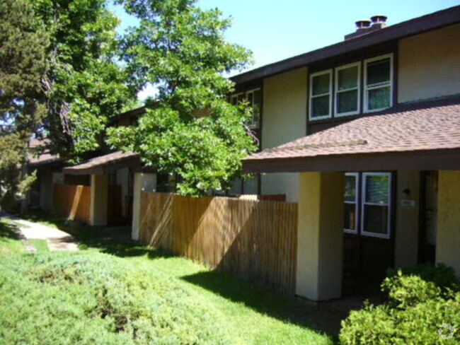 Building Photo - Timbers Townhouse Cherry Creek Schools