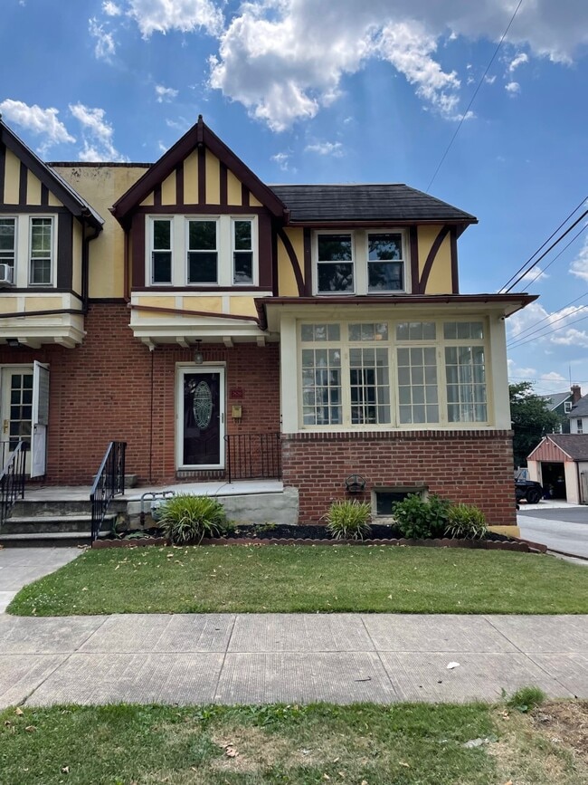 Photo - 306 W Freedley St Casa