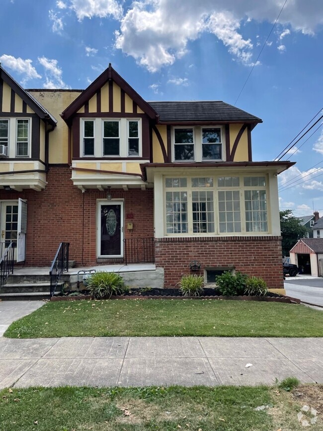 Building Photo - 306 W Freedley St Rental