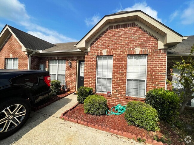 Building Photo - One Level two bedroom, two bath townhouse ...