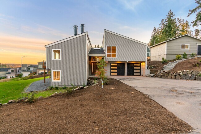 Photo - Breathtaking 4 Bedroom House With Views!