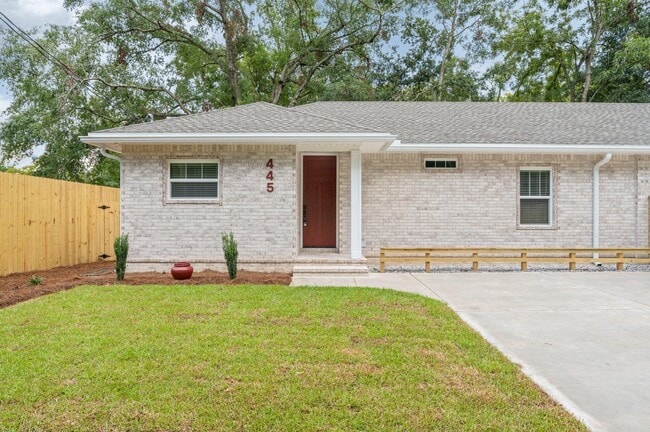 445 Cobb Ave E
