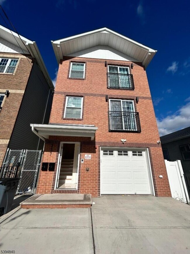 Building Photo - 337 13th Ave Unit 1