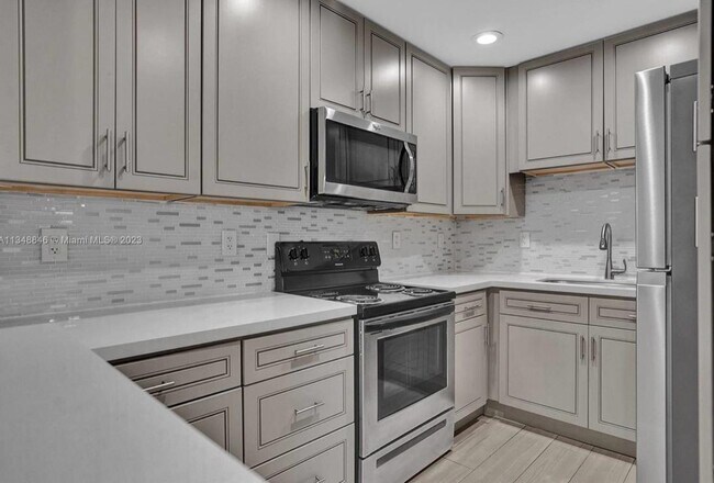 Building Photo - 930 N 14th Ct Unit Apt 12