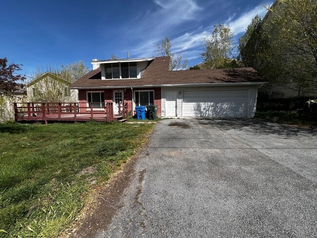 Building Photo - Great Property South of Town