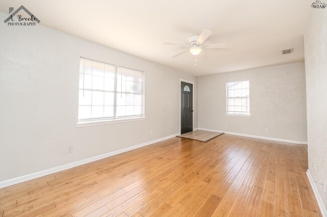 Photo - 2920 Featherston Ave