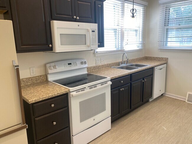 Photo - 222 Fairchild St