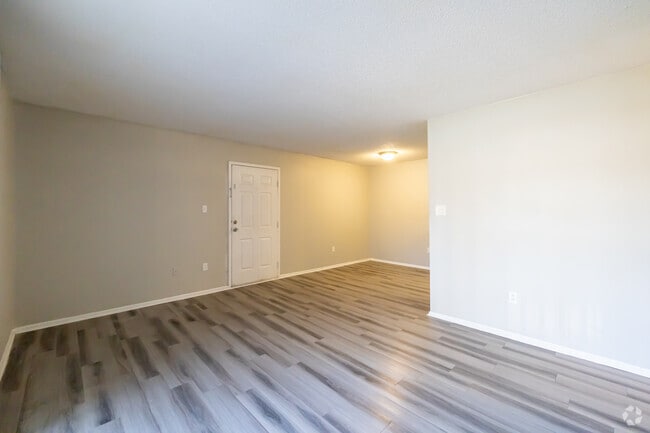 2BR, 2BA 880-SF