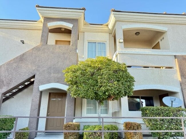 Building Photo - Super cute 3/2 Townhouse Near Durango & 95