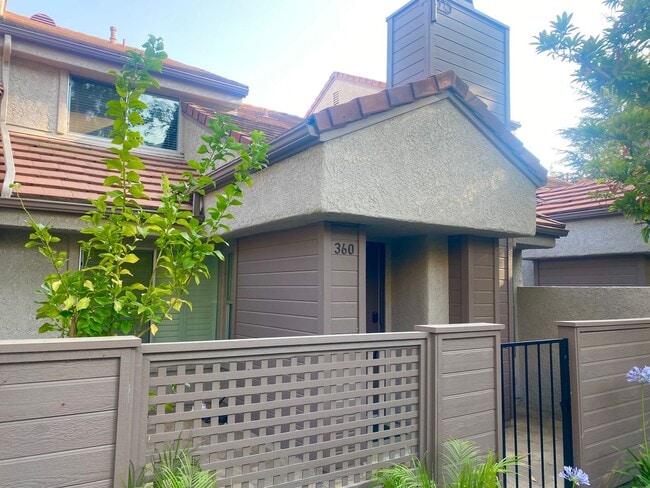 Building Photo - Wonderfully located 3bed, 3 bath in the heart of Westlake VIllage