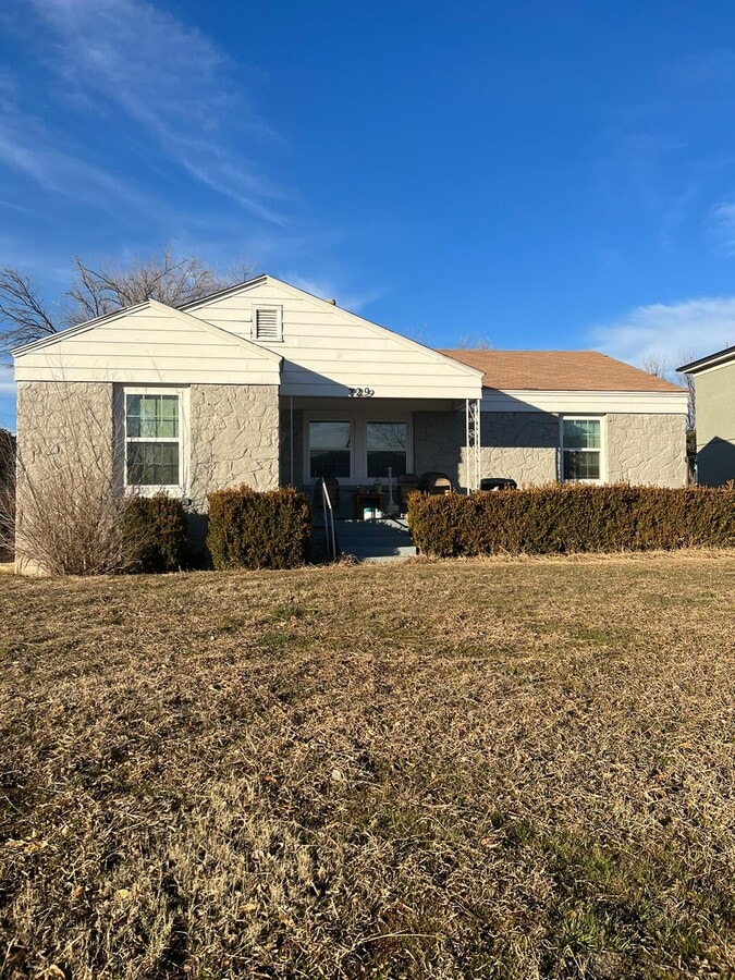 Photo - 729 NE 25th St House