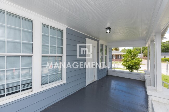 Photo - 350 W 25th St