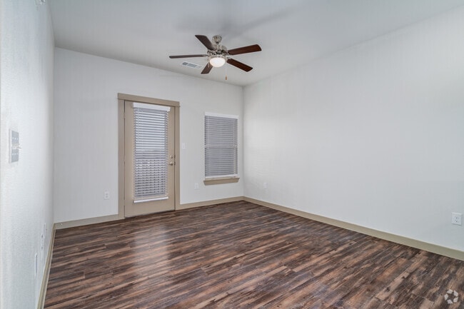 1BR, 1BA - 677SF - Living Room