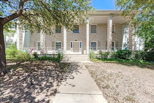 Building Photo - Spacious 14-Bedroom Property Ideal for Gro...